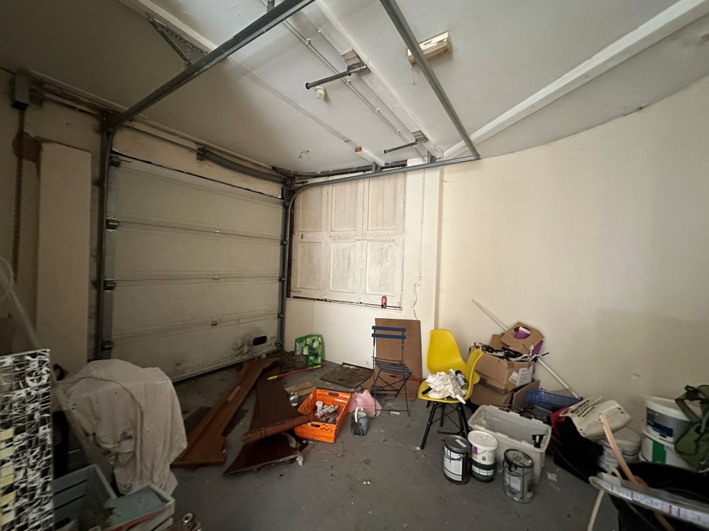 Lot: 57 - COMMERCIAL UNIT WITH LONG LEASE - Roller shutter door